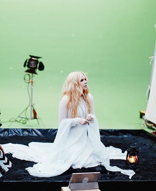 lavigne-network:  NEW   @AvrilLavigne on set of her new music video   ❤️    