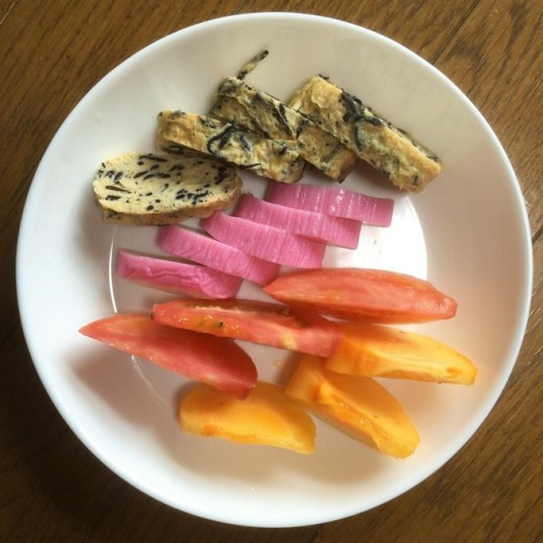 今日のディナー 玉子焼き、蒲鉾、トマト、柿 Today’s dinner  rolled omelette, Kamaboko, tomato, persimmon #dinner #ro