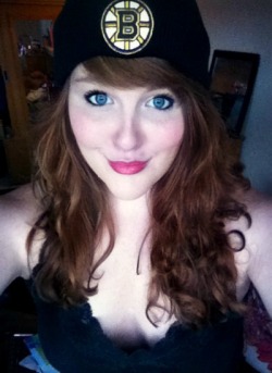 sweeeetlikecinnnamon:  Got a Bruins hat for my birthday, just in time for tonight’s game! 