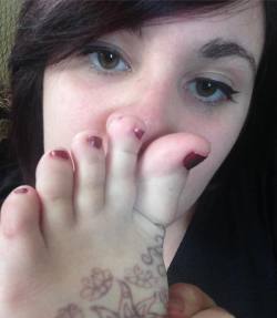 bodymindandsole:  My toes are super stinky!