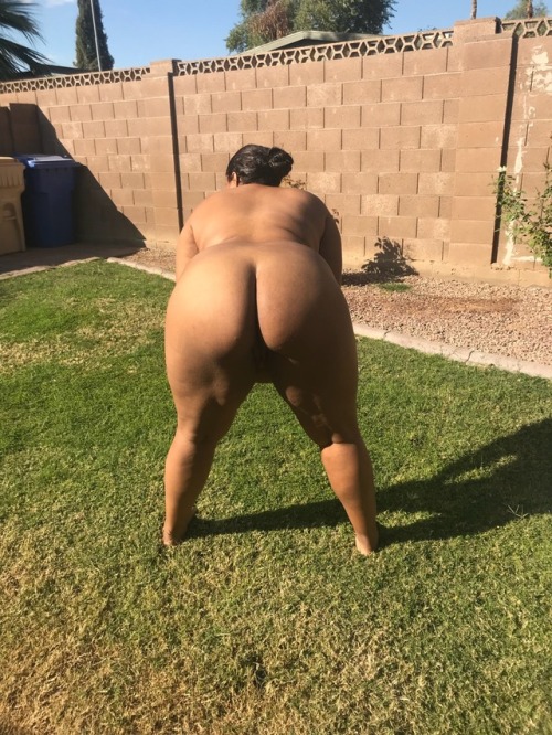 mysexywifeyy:  Wifeyy looking too damn sexy outside.