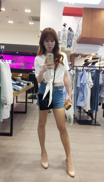 yoonricoo:  강남역 옷가게에서 ㅎㅎㅎ 지금 옷갈아입고 있어서 기다리다가 ㅎㅎ 이곳은 편안한 옷들이 많아서 좋음 일단 44사이즈나 너무 크면 모…못입음…ㅋ 일단..큰게 좋음… 만남예약은 카톡yoonricoo