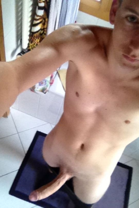 straightandfooled:  Darren He should’ve jerked off with both of his hands since that monster is 24 cm long. Yum.