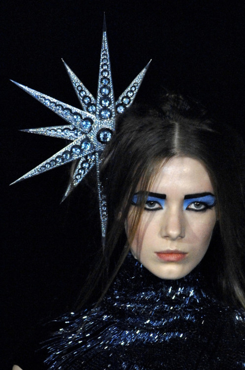 a-state-of-bliss:Alyona Osmanova @ Alexander McQueen Fall/Wint 2007