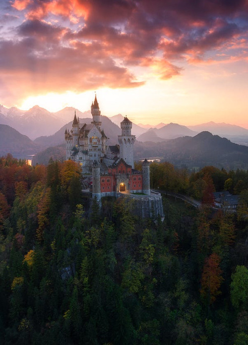 coiour-my-world: autumn dream ~ Schloss Neuschwanstein in autumn-dress ~ Martin Pfister