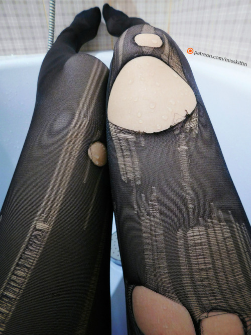 misskittin2: I like the look of wet tights *-*  And you? :3 