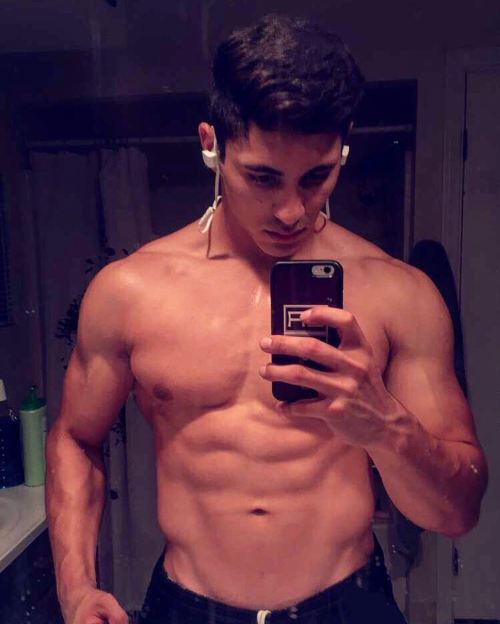 thehottestmenaround: Isaac Ramirezwww.instagram.com/isaacbramirez/