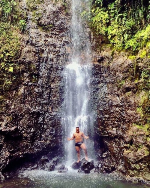 pokiswallower: Taniela TONGAN THICKNESS Tupou