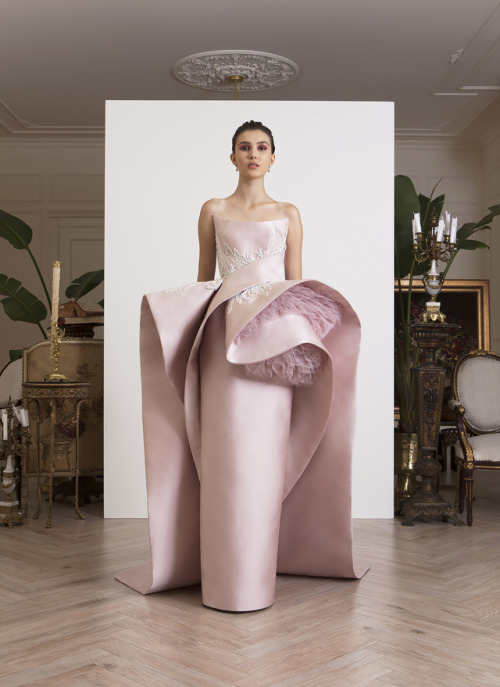 Azzi & Osta, spring/summer 2018, “Marie de Medici”1. Le Portrait de la Reine2-4. Blois5-7. Flore