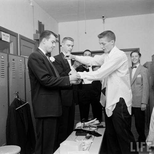 Dressing the groom(Edward Clark. 1953)