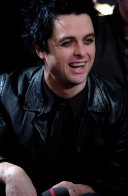 bluehairedbillie:billie joe armstrong at fuse’s daily download, 2004 ♡