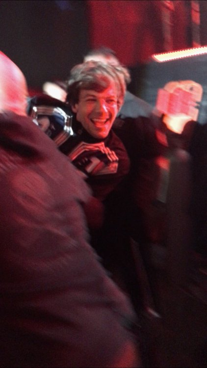 louistomlinsoncouk: Louis running from his guards in Lima, Peru - 1/6