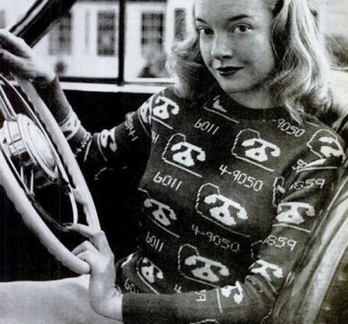 theyroaredvintage:  An adorable novelty sweater from the 1940s.