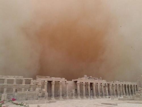 archaicwonder:Deadly sandstorm on May 7, 2014 over the colonnade of the Temple of Isis onAgilkia Isl