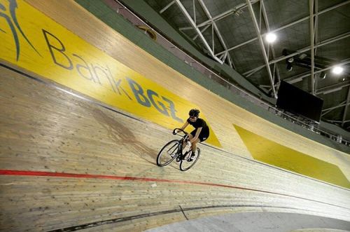 on the velodrome ・・・ #babeonthebike #ootd #weridewarsaw #girlbike #girlonbike #girlsonbikes #roadbik