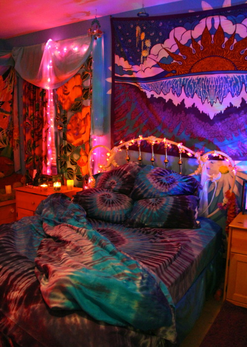 themoonphase: lovelyom: takee-a-triip-insidee-my-heaad: mooonkid: god damn i love my room me too hol