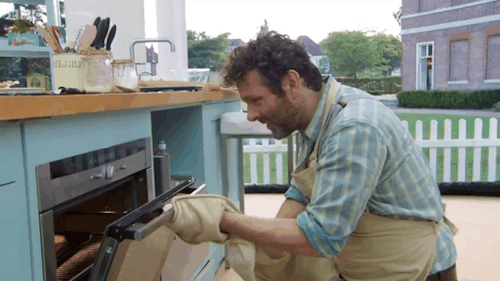 Celebrity Bake Off With Michael Sheen And His HANDS