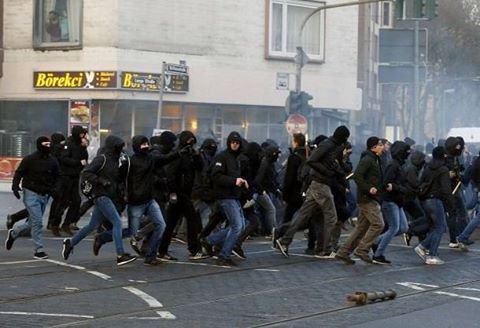 theantifascists:  Sportgruppen-Action! #sportgruppe161 #Antifa #alerta #acab #blockupy #Frankfurt #frankfurtnazifrei