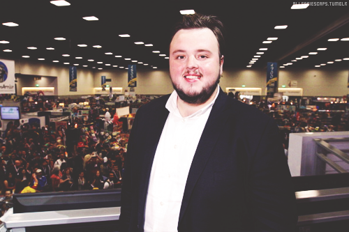 allseriescaps:  The cast pose before the HBO’s ‘Game Of Thrones’ cast autograph