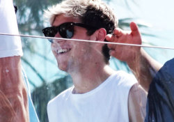 slutzouis:  Niall at the hotel’s pool today 09/07 