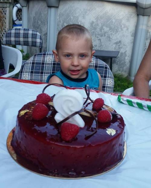 Bonne fête petit coco  ...#nephew #auntie #chocolate #raspberry #cake #toddler #kid #smile #blueyes 