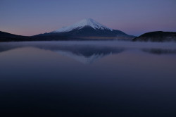 dreams-of-japan:Mt.Fuji before sunrise at