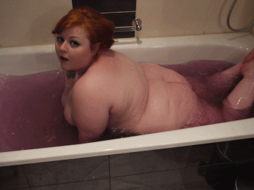 missadorabelle:  Just glorifying obesity in the bathtub in the form of gifs :)