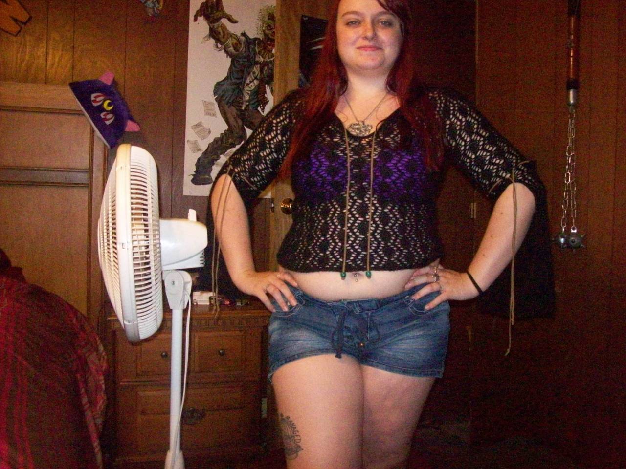 chameleon-girl:  Look at that tummy. It’s pale and soft and PERFECT and sometimes