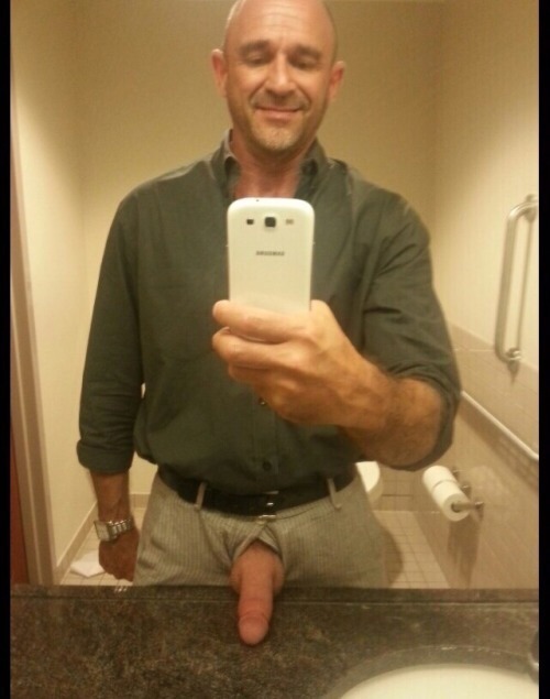 horny-dads:Dad+Bathroom+Selfie+Big Cock= Damm Hornyhorny-dads.tumblr.com