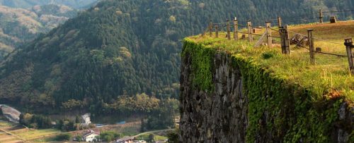 View from the Tsuwano castle ruins. Beautiful place. Photo credit: Japanresor (CC BY-SA).