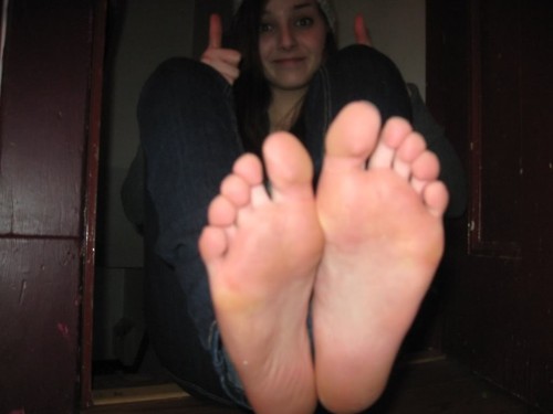 tinyfeetrcute101: barefoot fun