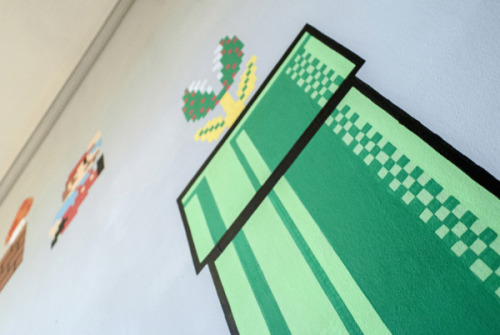 logoside:  El duro trabajo (yo, por lo menos, lo veía más sencillo) de decorar una pared a lo Super Mario. El autor es Rubém Vaquero y aquí tenéis más imágenes del proceso de creación. 