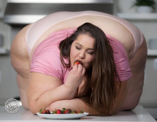 bluebot777: bigcutieboberry:  BIGCUTIES.COM - Model: BoBerry - Gorgeous Bottom Heavy Babe with a killer smile! BoBerry is a SSBBW will knock your socks off with curves in 🍓🍓🍓  what a sexy piggy. <3 