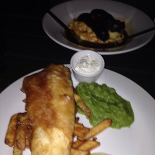 Bangers and mash and fish and chips with minted mushy peas. #food #foodie #London #pub #travel #England #pubgrub (at The Monkey Puzzle)