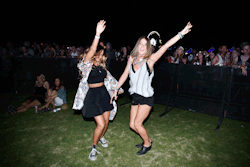 laurajunekirsch:  Two ladies dancing at Coachella