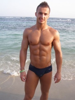 Briefsgalore:  Every Day New Hot Guys Showing Off Their Body In Briefs Or Speedos!