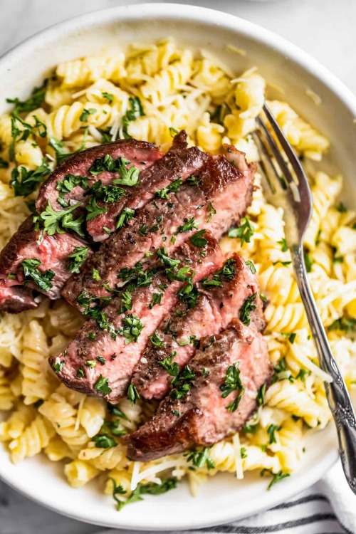 niftyrecipe:  Alfredo pasta steakMore recipe