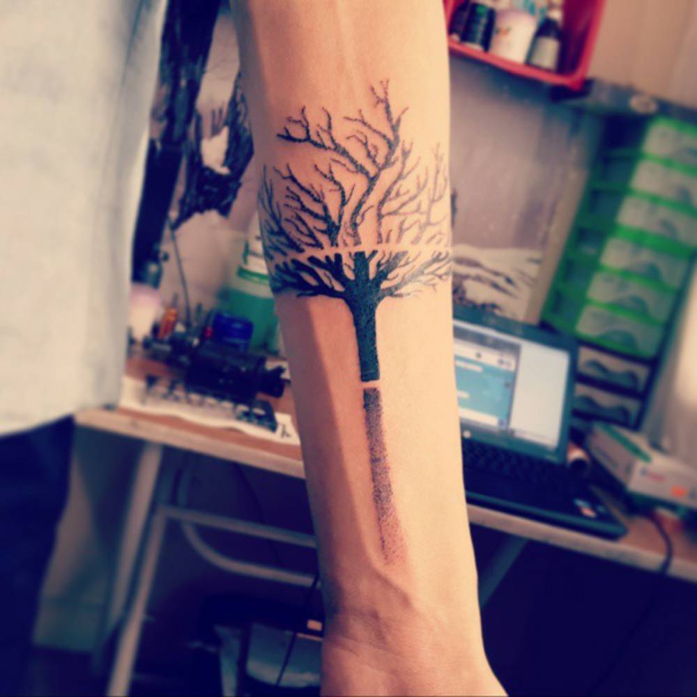 Tatuajes para Hombres — Tatuaje de un árbol en el antebrazo de Martin.