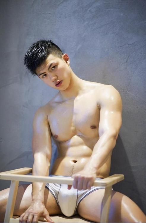 asianguycum:   onlyasianhunks:  PAGE 1  Wow he’s hot 