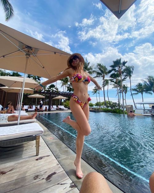 margificons:  𝐒𝐲𝐝𝐧𝐞𝐲 𝐒𝐰𝐞𝐞𝐧𝐞𝐲 in Hawaii via her own instagram.