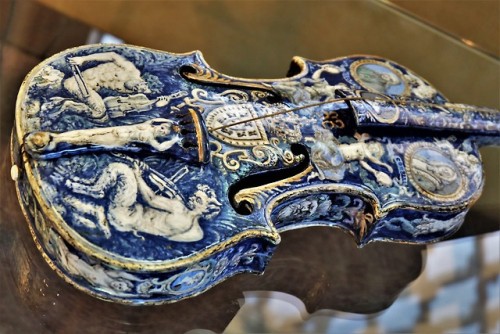 barbucomedie: Portuguese Faeince Violin from Lisbon dated to the 19th Century on display at the Nati