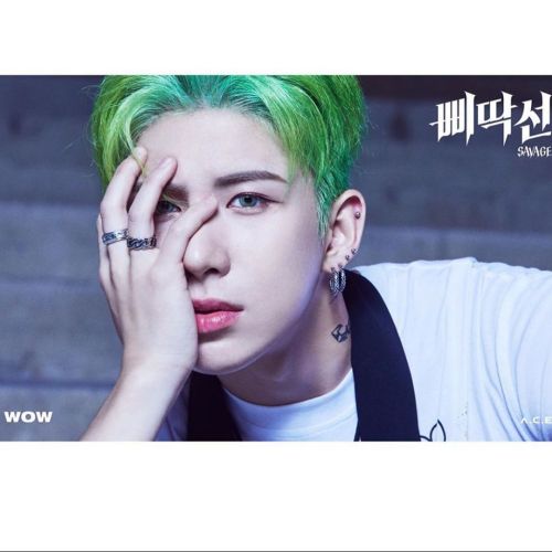 - not stray kids related- Omfgfshhdhf King wow with green hair is He’s my bias btw I can’t wait for