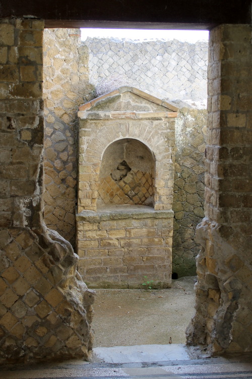 echiromani:A shrine to the household gods (lares), at the House of the Bicentenary in Herculaneum.