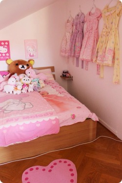 hoshihanako:My bedroom!  more pictures at: