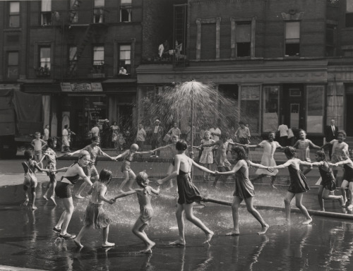 kafkasapartment:(The Circle) LaSalle Street, Harlem, 1946. Todd Webb. Silver Gelatin
