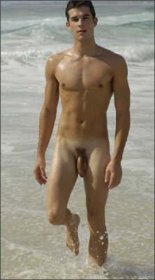 edcapitola2:  Beach “eye-candy” never looked better. Follow