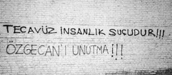 uykuhuzurverir:Üniversite öğrenicisi Özgecan Aslan(20) Tarsus’tan Mersin’e yolculuk yaptığı TOK minibüsünde şoför, oğlu ve o’nun arkadaşı olmak üzere 3 kişinin tecavüzüne uğradı. Ardından bıçaklandı, yakıldı ve dereye atıldı.