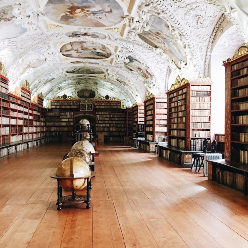 archatlas: The Beauty of Libraries Self-proclaimed “Instagram purist” Olivier Martel Sav