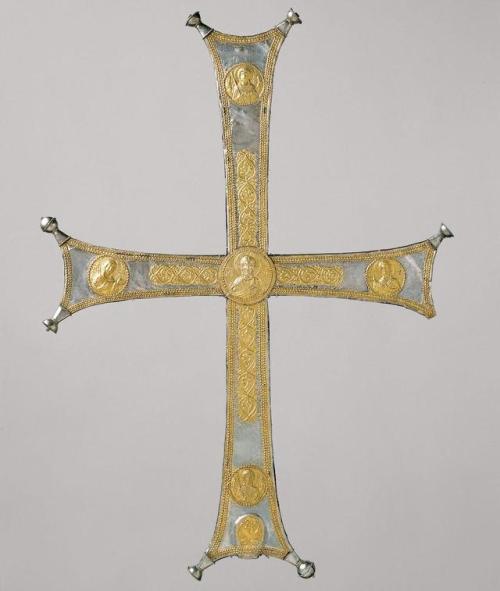 historyarchaeologyartefacts:Byzantine Processional Cross, gillded silver, c. 11th century [1236x1461]