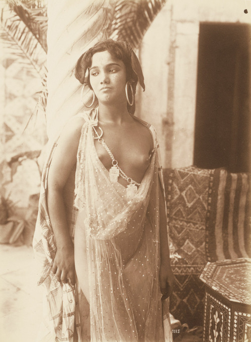 Female nude, Tunisia, ca. 1910Lehnert & Landrock :: Female nude, Tunisia ca. 1910. Vintage reddi